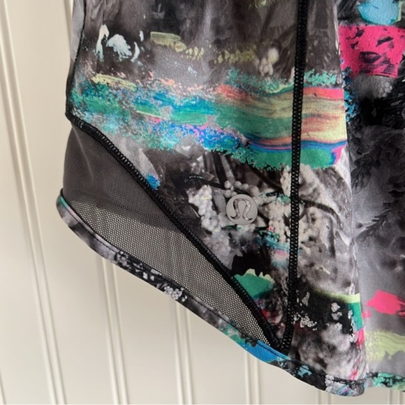 Lululemon Hotty Hot High-Rise Lined Short 4"
Paint Drift Multi / Graphite Grey - Picture 5 of 7